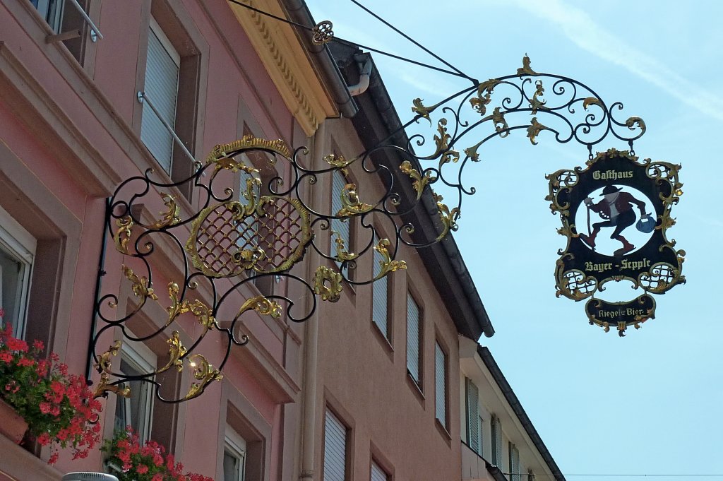 Waldkirch, historisches Gasthaus  Bayer-Sepple  am Marktplatz, Juli 2012