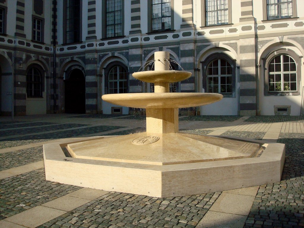 Waldsassen in Bayern,
im neugestalteten Klosterhof steht dieser 2008 errichtete Brunnen,
ein Geschenk aus Verona, der Marmor und die Ausfertigung stammen auch von dort,
Juni 2010  