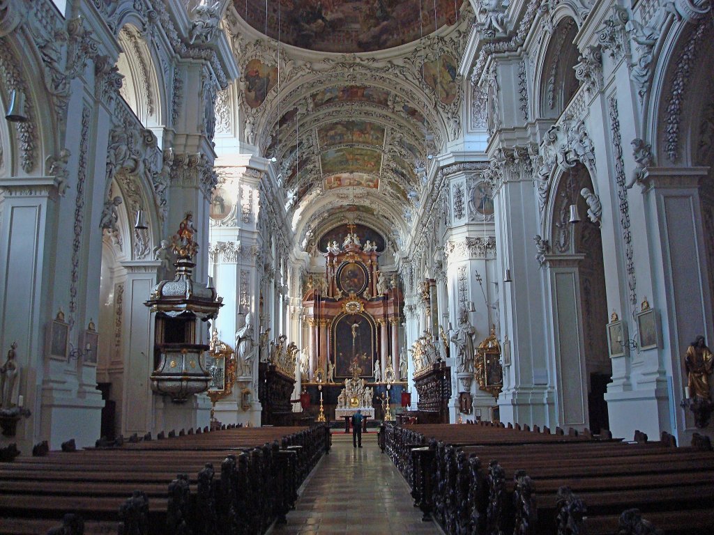 Waldsassen, die Stiftsbasilika hat einen 82m langen Kirchenraum, darunter befindet sich die grte Gruft in Deutschland, der barocke Reliquienschatz der Kirche ist der umfangreichste nrdlich der Alpen, Juni 2010