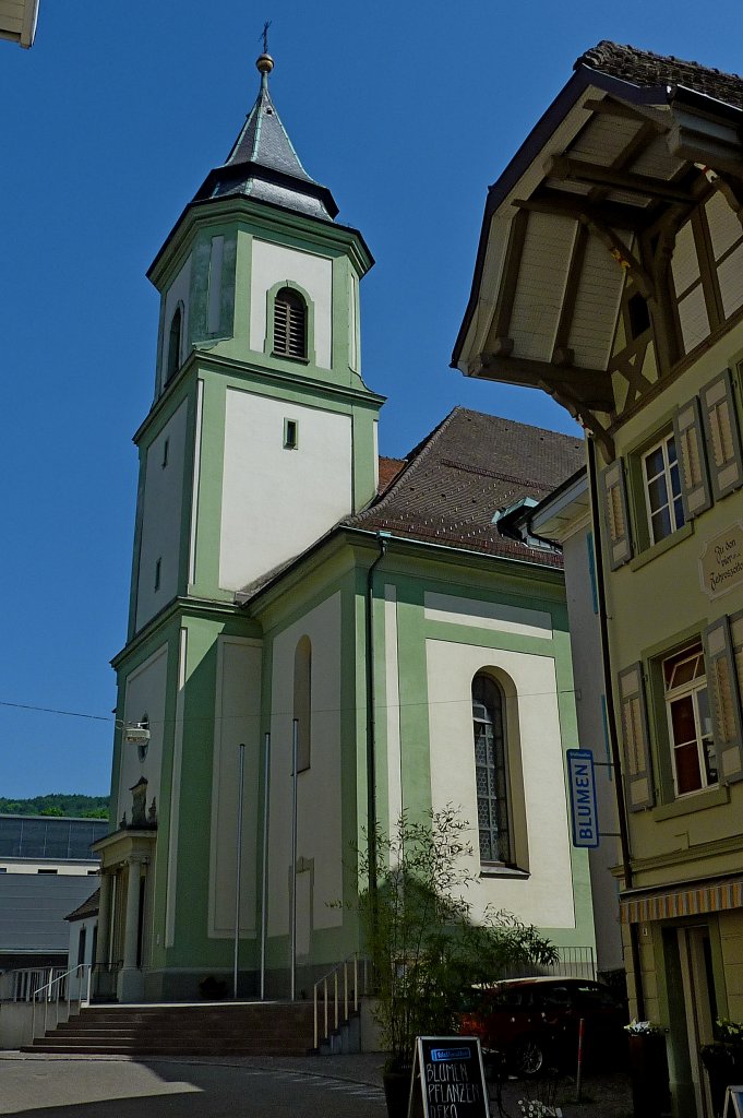 Waldshut am Hochrhein, die katholische Stadtpfarrkirche Liebfrauen, 1804-08 im klassizistischen Stil erbaut, dabei wurden der gotische Chor und die Sakristei aus dem 13.Jahrhundert mit verwendet, Mai 2011