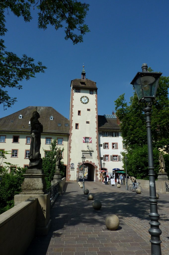 Waldshut am Hochrhein, das Schaffhauser Tor aus dem 13.Jahrhundert, war bis 1864 Stadtgefängnis, stadteinwärts gesehen, Mai 2011 