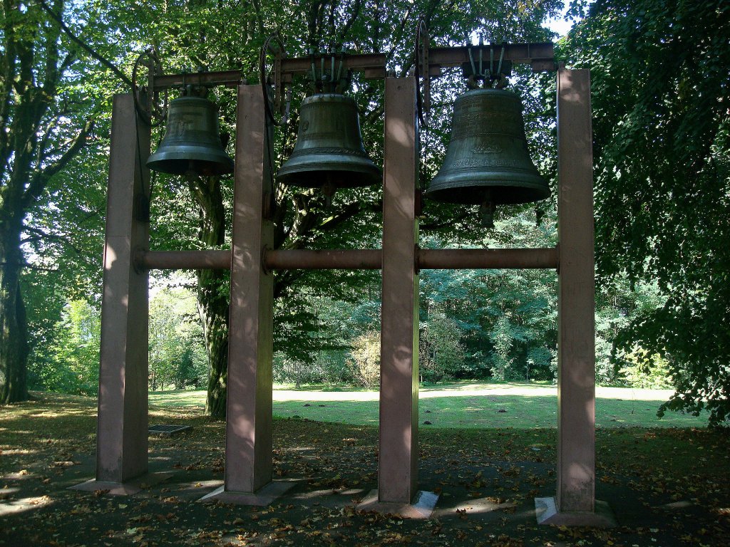 Wallfahrtskirche in Ronchamp in Frankreich, 
der Glockenturm an der Westseite vor der Kirche mit den drei elektrisch betriebenen Bronzeglocke stammt von Jean Prouve, wurde zum 20.Jahrestag der Kirchenweihe errichtet, Sept.2010