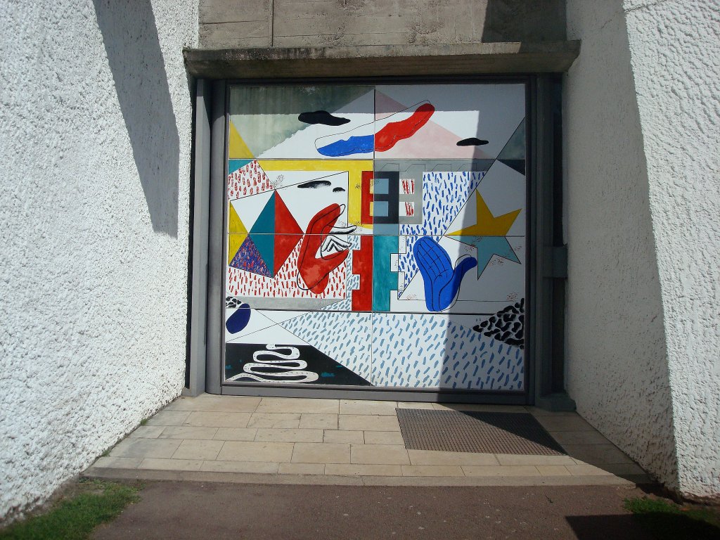 Wallfahrtskirche in Ronchamp in Frankreich,
die emaillierte Haupttr an der Sdseite ist 33cm dick und wiegt 2,3t, sie wird nur zu den Wallfahrten geffnet, Sept.2010