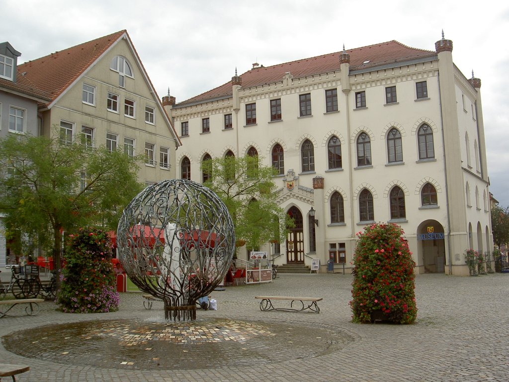 Waren/Mritz, Neues Rathaus, Tudorgotik, erbaut Mitte des 19. Jahrhunderts (17.09.2012)