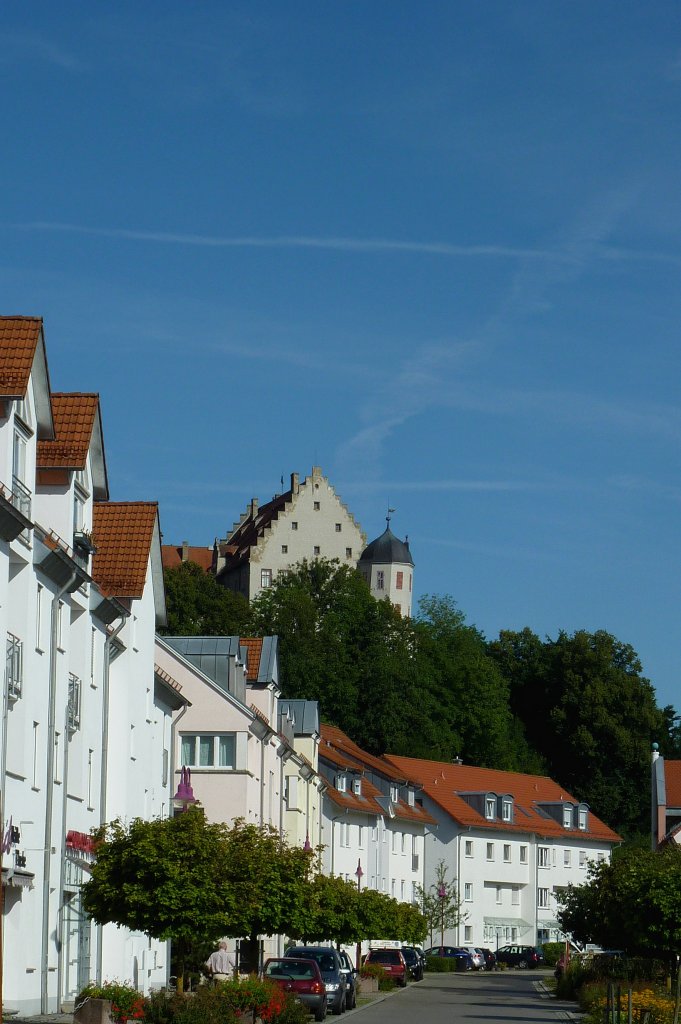 Warthausen, Blick vom Ort zum hochgelegenen Schlo, Aug.2012