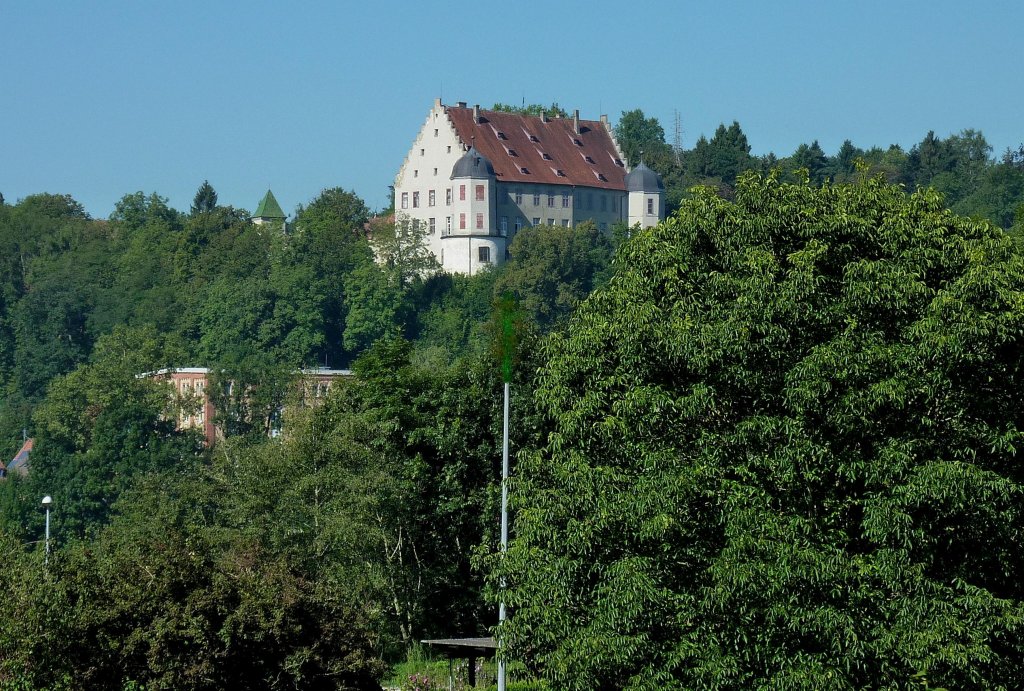Warthausen, das Schlo aus dem 16.Jahrhundert steht hoch ber dem Ort, Aug.2012