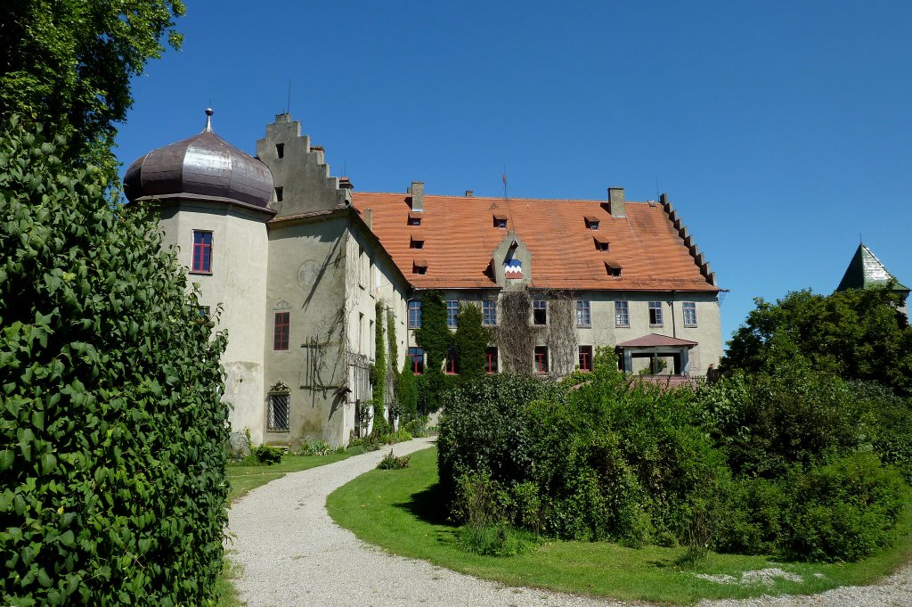 Warthausen, das Schlo im Renaissancestil aus dem 16.Jahrhundert, heute im Privatbesitz, Aug.2012