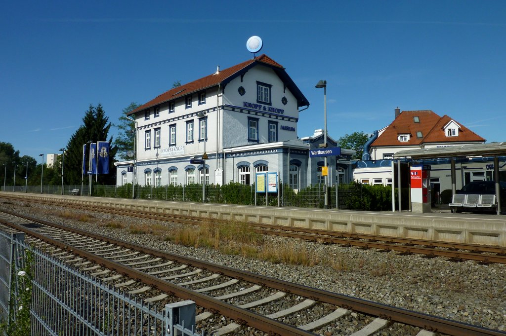 Warthausen, das stillgelegte Bahnhofsgebude an der Wrttembergischen Sdbahn beherbergt seit 1999 das Knopfmuseum, Aug.2012