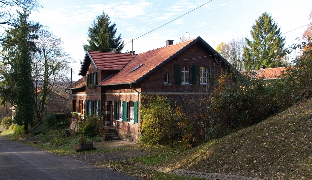 Was bleibt ist die Erinnerung!

Wenn im Frhjahr oder Sommer 2012 das letzte Bergwerk im Saarland seine Frderung einstellt, dann....bleibt nur noch die Erinnerung.

Ein immer noch bewohntes Relikt aus einen anderen Jahrhundert, die Siedlung   Von-der-Heydt   bei Saarbrcken.

Die Siedlung entstand an der zwischen 1850 und 1932 betriebenen Kohlengrube Von der Heydt und liegt im Saarkohlenwald zwischen dem Saarbrcker Stadtteil Rastpfuhl im Sden und der Gemeinde Riegelsberg im Norden.

Die Grube benannt nach dem Bankier und preuischen Handels- und Finanzminister August Freiherr von der Heydt (1801–1874) entstand 1850 und wird den sogenannten Eisenbahngruben zugerechnet.
06.11.2011
