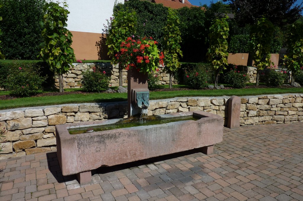 Wasenweiler am Kaiserstuhl, der Wattweiler-Brunnen auf dem neugestalteten Dorfplatz, ein Geschenk der Partnergemeinde aus dem Elsa, Aug.2011