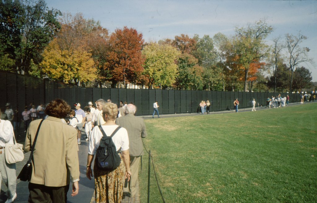 Washington D.C., Vietnam Veterans Memorial, Wand mit Namensinschriften (aufgenommen am 3.11.1990)