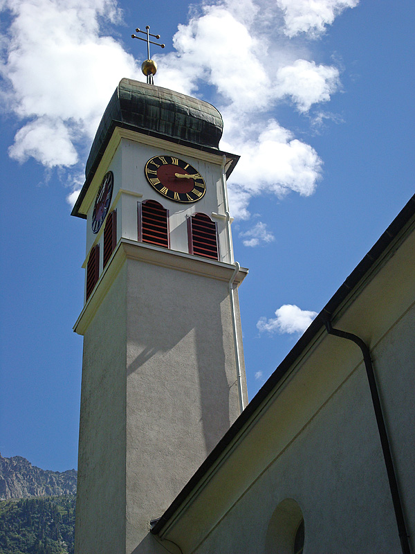 Wassen UR, kath. Pfarrkirche St. Gallus, Glockenturm und Fragment des Schiffs, Barock. Aussenaufnahme in Richtung Osten vom 25. Aug. 2010, 14:14