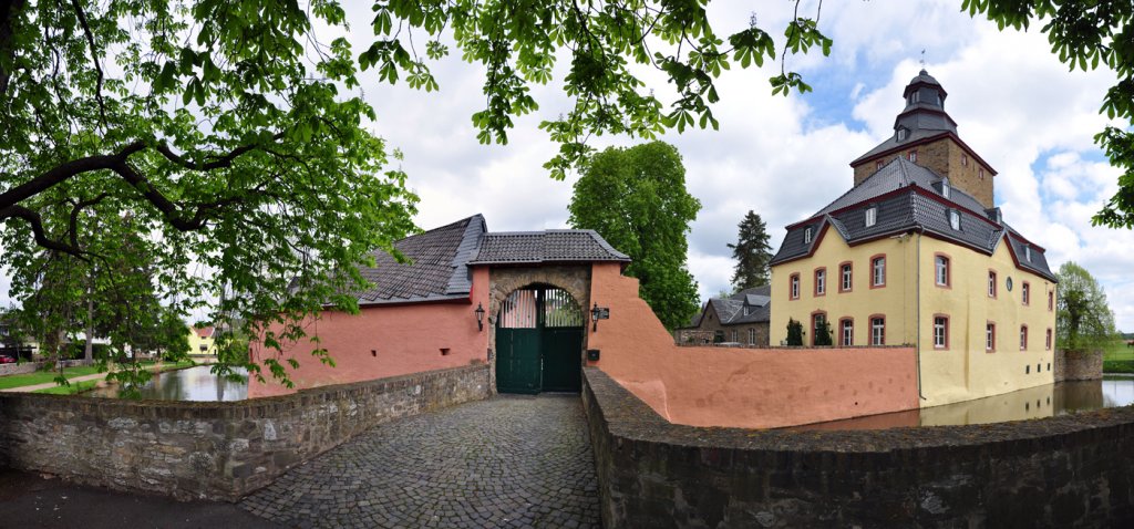 Wasserburg Kirspenich (leichte Panoramaaufnahme) bei Euskirchen - 03.05.2012