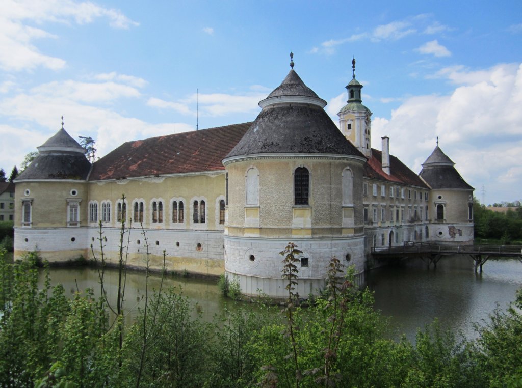 Wasserschlo Aistersheim, erbaut ab 1159, mittelalterliche Wasserburg, rechteckige 
Anlage mit vier Rundtrmen (05.05.2013)