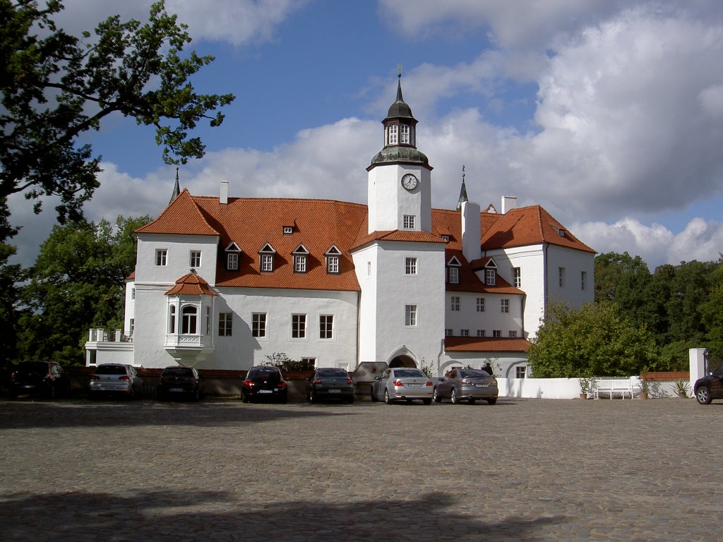 Wasserschlo Frstlich Drehna, erbaut ab dem 14. Jahrhundert, heute Hotel (20.09.2012)