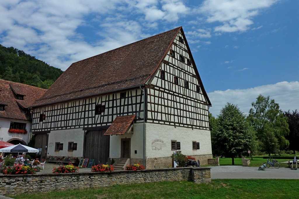 Wasserschlo Glatt, im schn restaurierten Wirtschaftsbau befindet sich ein Bauernmuseum, Juli 2011 