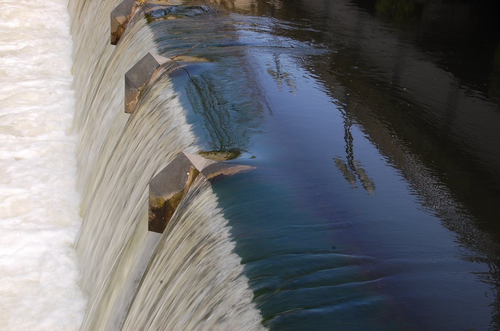 Wasserspiel, an der Karmarschstrae in mitten Hannovers befindet sich ein Stauwehr der Leine. 
Im Wasser vor dem berfall spiegelt sich die Brcke der Karmarschstrae wieder.9.4.2011