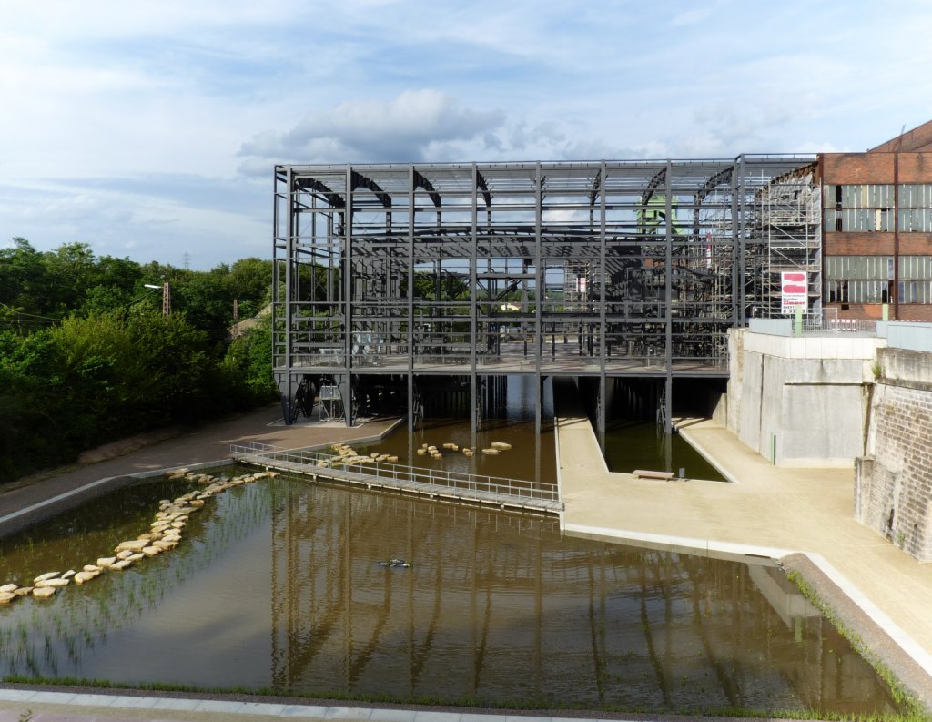 Wasserwelten beim ehemaligen Bergwerk Reden.

Die Neugestaltung alter Bergwerksareale hat begonnen. Nach ber 250 Jahren staatlichen Bergbau im Saarland war am 30.06.2012 offiziell Schlu.

Im Jahr 1846 wurde der Schacht Reden I als Betriebsteil der Grube Heinitz abgeteuft. 1850 wurde das Bergwerk eigenstndig und ein zweiter Schacht angehauen. Benannt wurde die Grube nach dem preuischen Bergwerksminister Friedrich Wilhelm von Reden.

Mit Ablauf des 31.12.1995 wurde Reden als selbststndiger Standort geschlossen.

In der Anlage des ehemaligen Bergwerk Reden wird das Grubenwasser fr neue Aufgaben genutzt. Die Wasserwelten sind am Entstehen.

Frher lagen dort wo jetzt das Wasser fliet die Gleise des Grubenbahnhofes und die Kohlenverladung.

Links hinter den Bumen verluft die Bahnlinie Bingen - Bad Kreuznach - Neunkirchen - Saarbrcken (KBS 680)

18.07.2012 Landsweiler-Reden