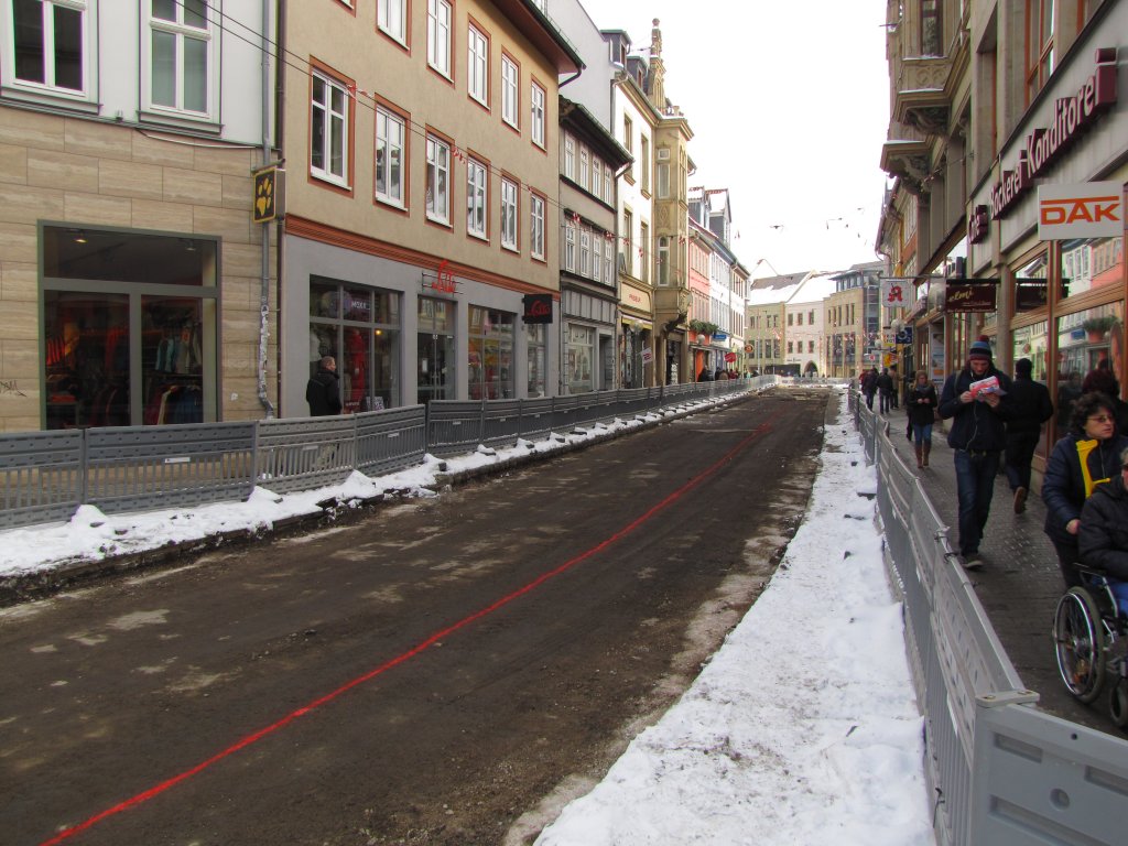 Wegen einer Großbaustelle zwischen Anger und Fischmarkt, zeigte sich die sonst von der Straßenbahn viel befahrene Schlösserstraße am 14.03.2013 ohne Gleise. 