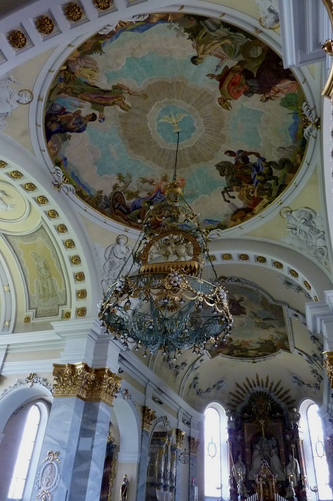 Wehr, prachtvoller Leuchter und groartige Deckengemlde in der barocken St.Martin-Kirche, Mai 2012