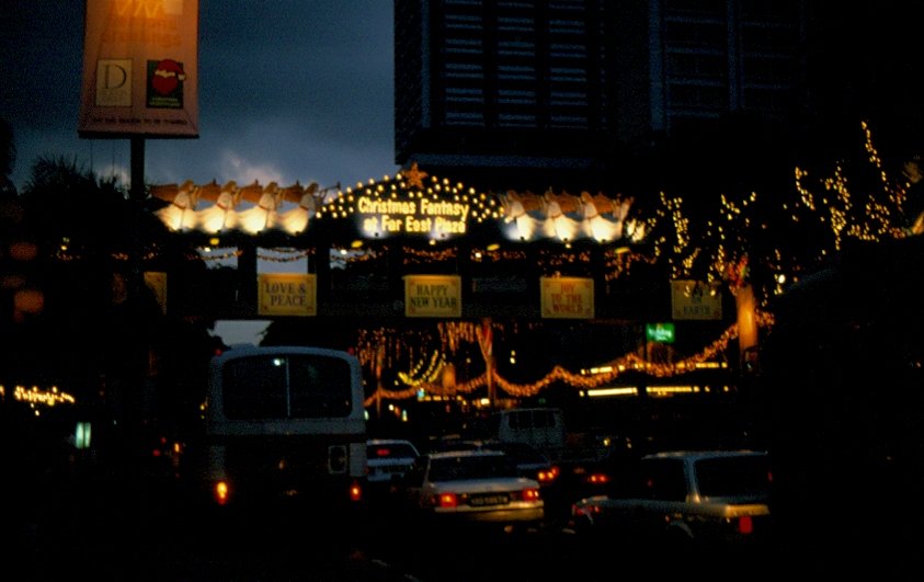 Weihnachtlich geschmckte Orchard Road in Singapur im November 1988