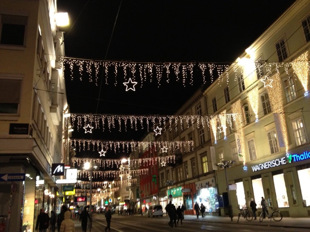 Weihnachtliche Lichterketten in Innsbruck am 16.12.2011.Hiermit mchte ich allen hier ein frohes Fest und einen guten Start ins Jahr 2012 wnschen!