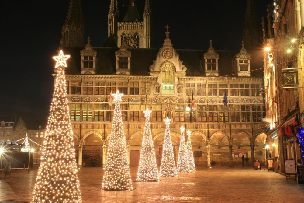 Weihnachtsbeleuchtung vor der Tuchhalle in Ieper; 06.12.2010