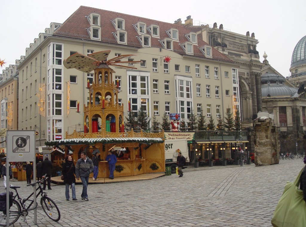 Weihnachtsmarkt an der Frauenkirche, hier ein Verkaufsstand in Form einer Pyramide, am 17.12.2008