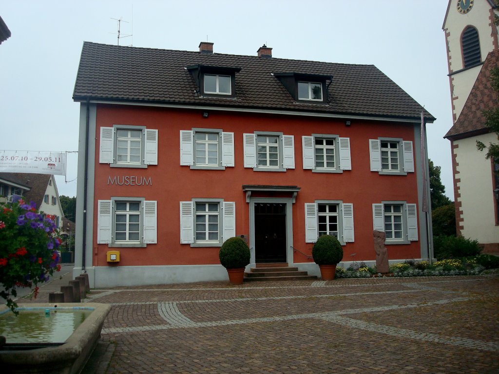 Weil am Rhein, der klassizistische Bau von 1845 diente bis 1880 als Schule, dann Rathaus, seit 1971 Heimatmuseum, Juli 2011