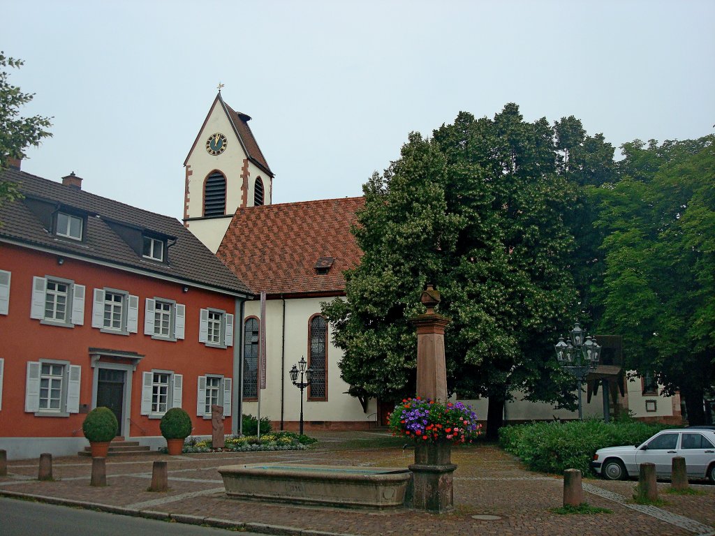 Weil am Rhein, der Lindenplatz in Alt-Weil mit der 1791 erbauten evangelischen Kirche, Juli 2011