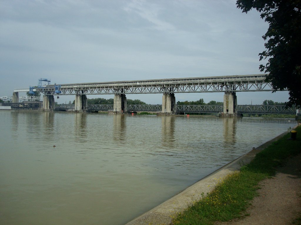 Weil am Rhein, im Ortsteil Mrkt steht das 1928-32 erbaute Stauwehr, es bildet den Ausgangspunkt des Rheinseitenkanals der bis Breisach fhrt, ein kleiner Wasseranteil speist von hier aus den Altrhein, Juli 2011