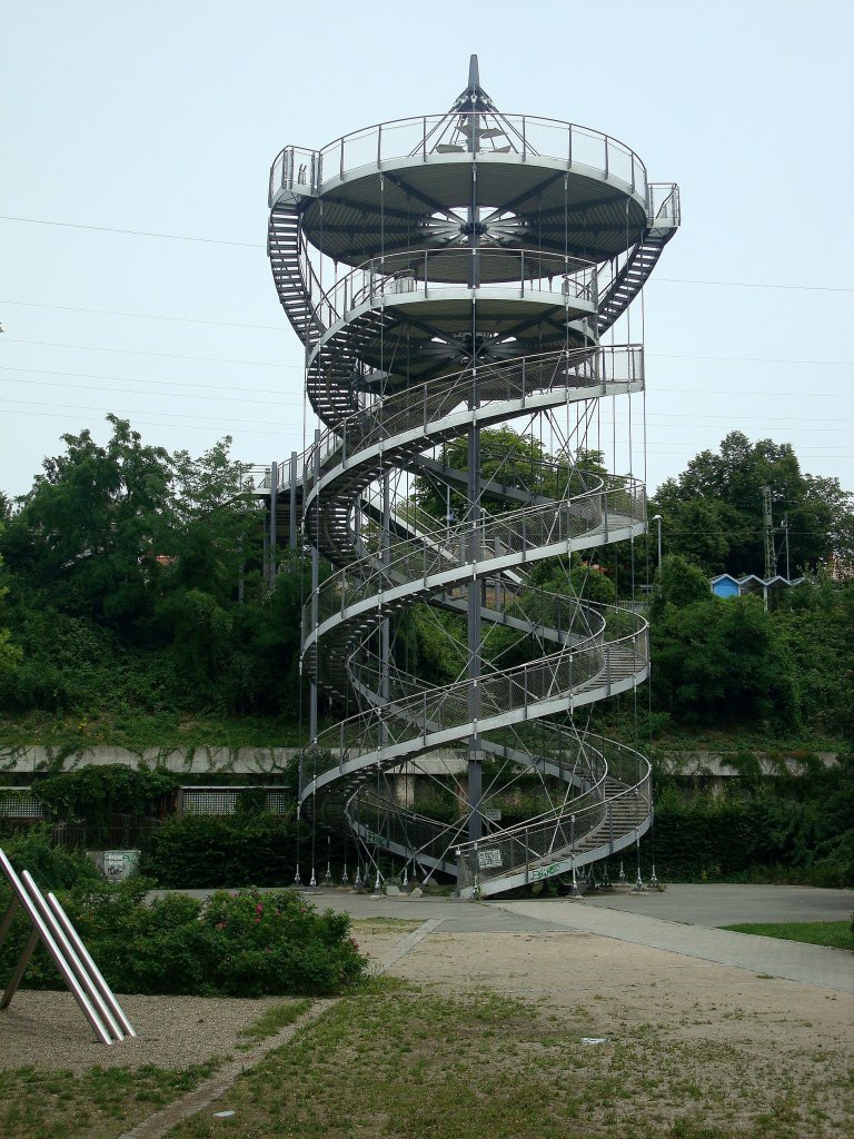 Weil am Rhein, der Schlaichturm (benannt nach der Ingenieurgruppe Schlaich) wurde 1999 zur Landesgartenschau aufgebaut, besticht durch seine auffllige Architektur, Juli 2011