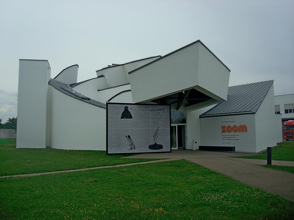 Weil am Rhein, das Vitra-Museum, der Eingangsbereich, wurde 1989 eingeweiht, zeigt wechselnde Ausstellungen moderner Kunst, Juli 2011
