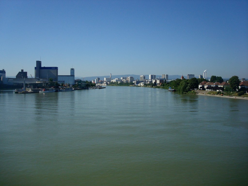 Weil am Rhein,
Blick von der Fugngerbrcke rheinaufwrts Richtung Basel,
Juni 2010
 