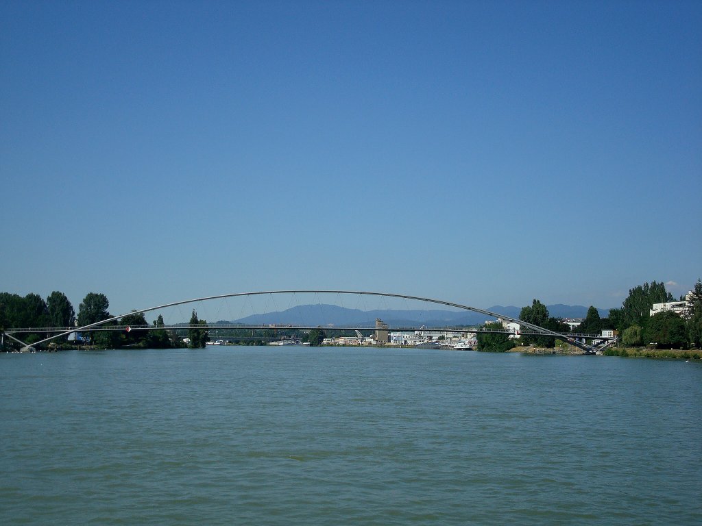 Weil am Rhein,
diese groartige technische Konstruktion ist die lngste Fugngerbrcke der Welt ,die Stahlbogenbrcke hat eine Spannweite von 238m, Breite 5m,
Gewicht 1000t, Einweihung 30.06.2007, Architekt ist der sterreicher D.Feichtinger,im Hintergrund die Schwarzwaldberge,
Juni 2010