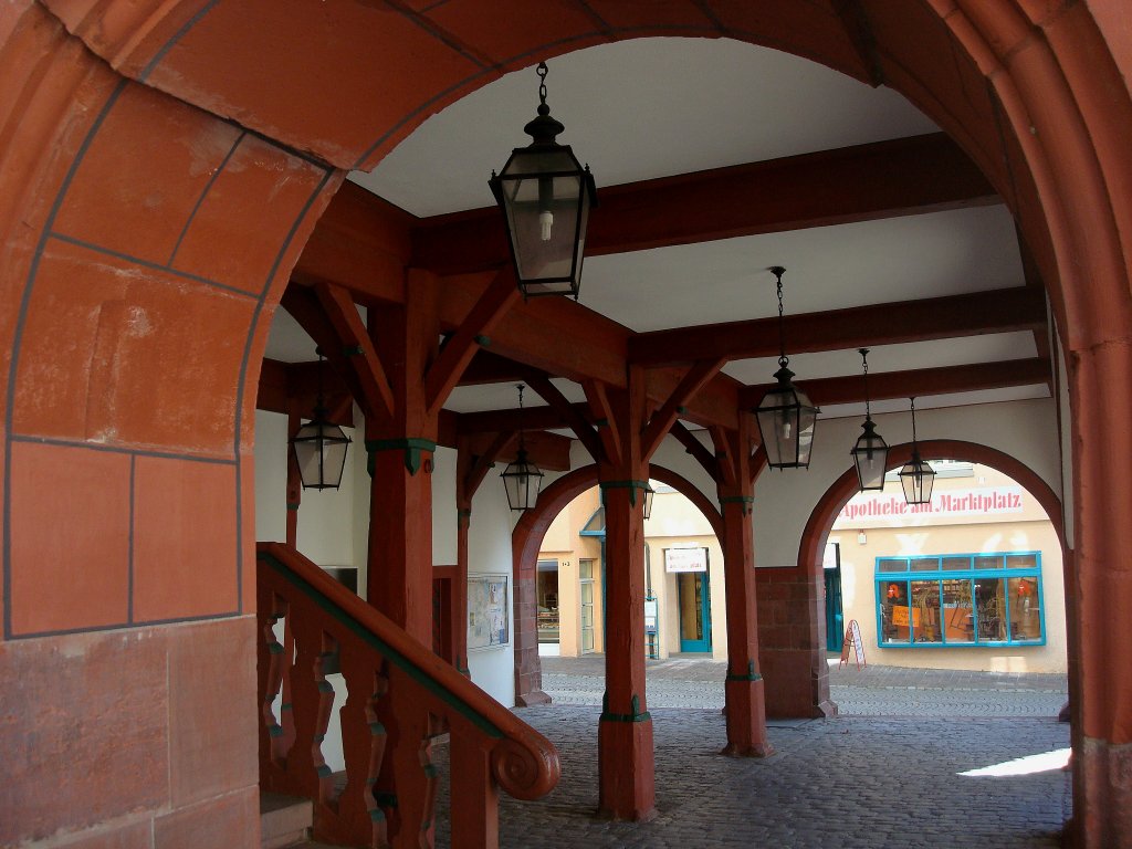 Weil der Stadt, das Rathaus von 1648 hat diese schnen Rundbogenlauben, wurden frher als Markthalle genutzt, Okt.2010