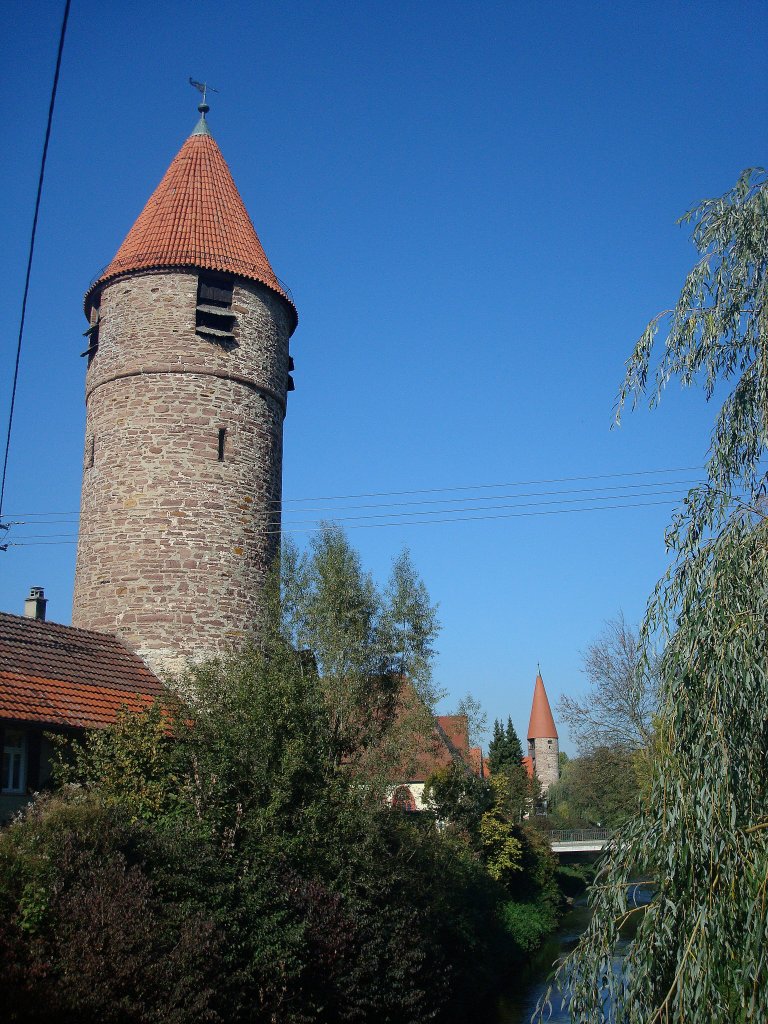 Weil der Stadt, die teilweise begehbare Stadtmauer hat vier Wehrtrme, diese beiden stehen unmittelbar am Ufer der Wrm, Okt.2010