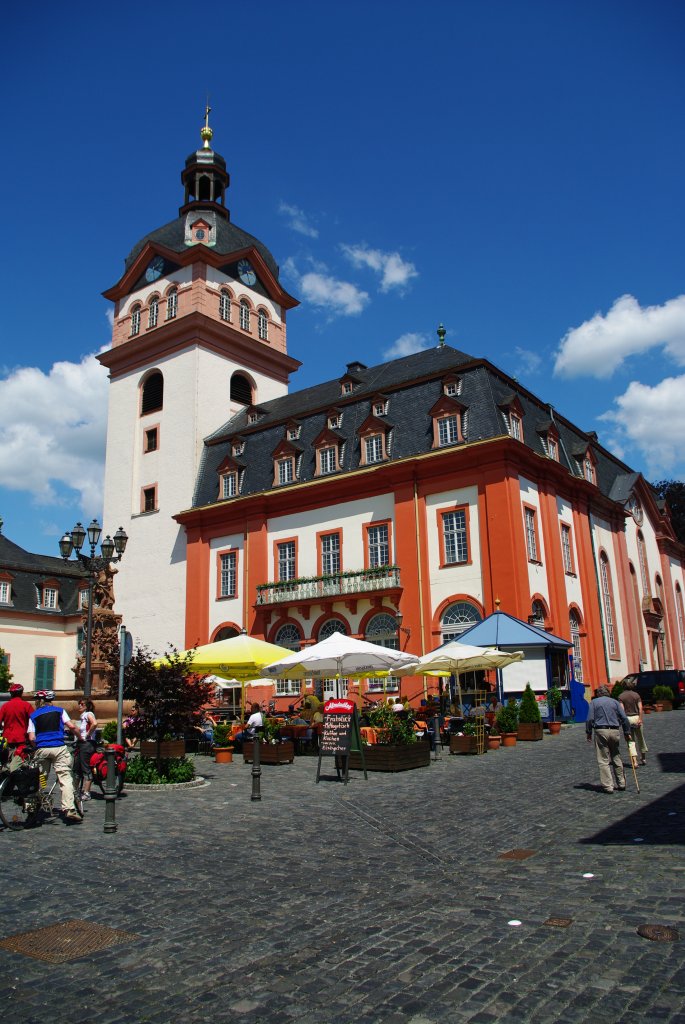 Weilburg, altes Rathaus, Schlosskirche mit Neptunbrunnen am Marktplatz (30.05.2009)