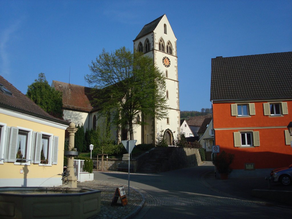 Weinort Britzingen im Markgrflerland,
die Johanneskirche, ltester Teil ist der Turm von 1250,
April 2010