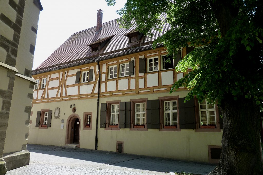 Weienburg, die Alte Lateinschule, erbaut 1580-81, heute Mesnerhaus der evangelischen Kirche, Mai 2012
