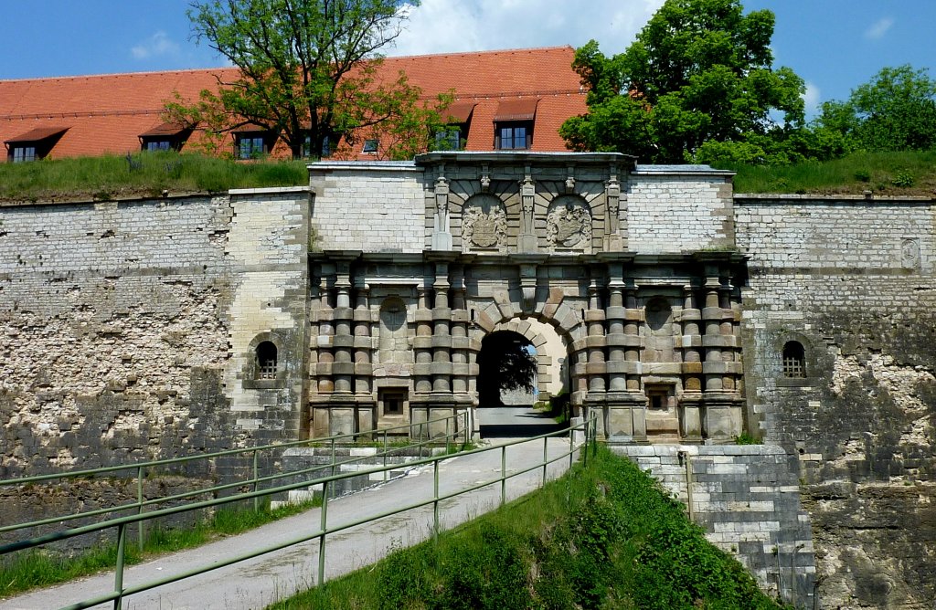 Weienburg, das Eingangsportal der Renaissance-Festung Wlzburg, liegt ca.2Km vor der Stadt auf einer 644m hohen Erhebung, Mai 2012