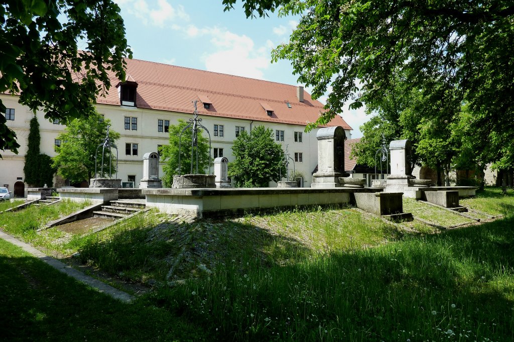 Weienburg, im Innenhof der Festung Wlzburg befindet sich die grte Regenwasserzisterne in Bayern, diese 1827-31 errichtete Anlage diente zur Wasserversorgung der Festung, Mai 2012 