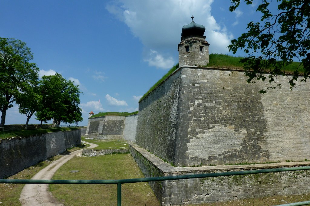 Weienburg, die mchtigen Mauern und der Graben der Festung Wlzburg, Mai 2012