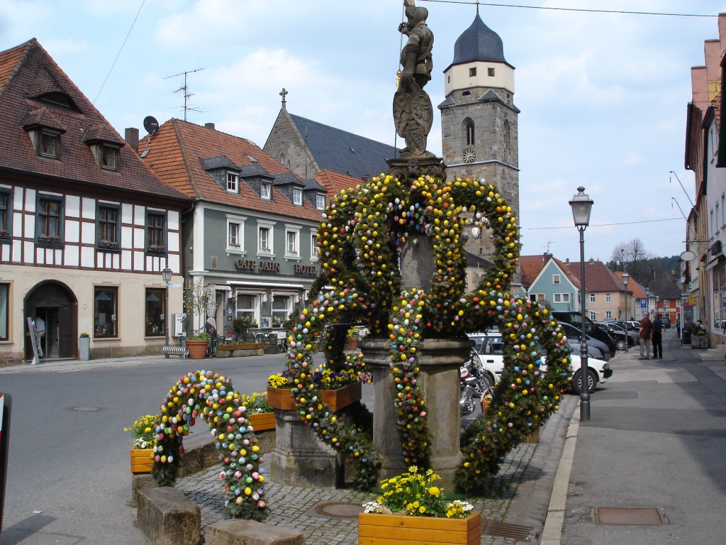 Weimain in der Frnkischen Schweiz,
traditionell geschmckter Brunnen zum Osterfest,
2006