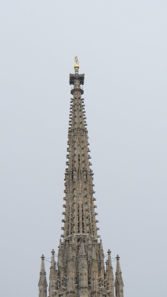 Weit ragt der Stephansdom in den Himmel hinauf.(5.4.2012)