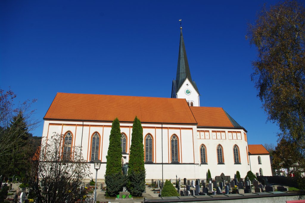 Weitnau, Neugotische St. Pelagius Kirche, erbaut von 1862 bis 1872, Turm aus 
dem 14. Jahrhundert, Kreis Oberallgu (23.10.2011)