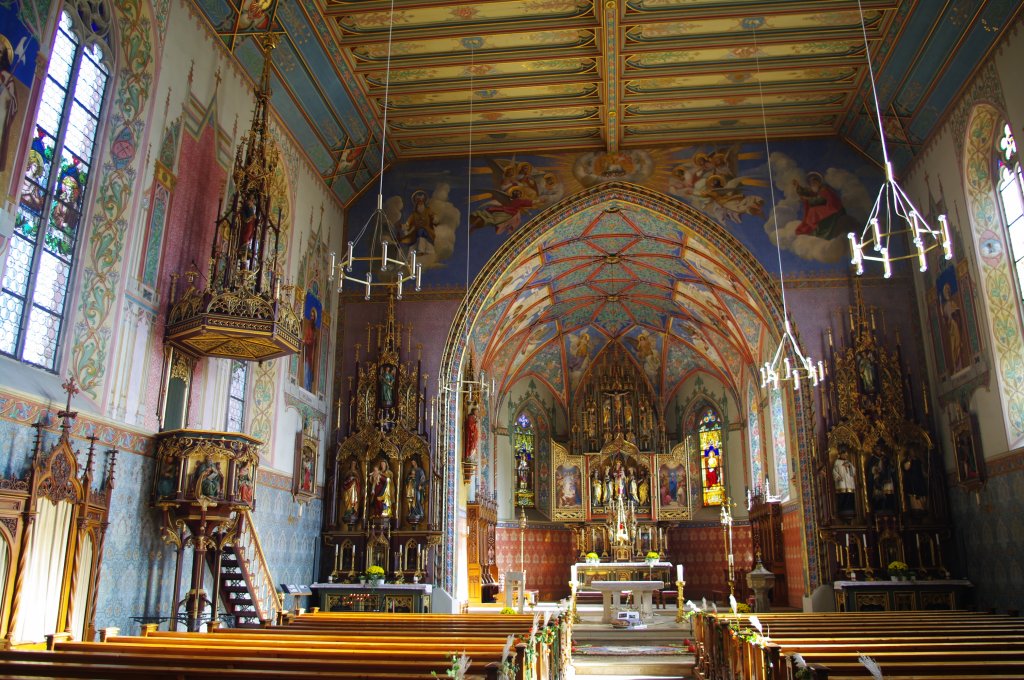 Weitnau, St. Pelagius Kirche, neugotische Ausstattung mit Schablonenmalerei, 
Figuren am Hochaltar aus der Multscherschule von 1490, Kreis Oberallgu (23.10.2011)