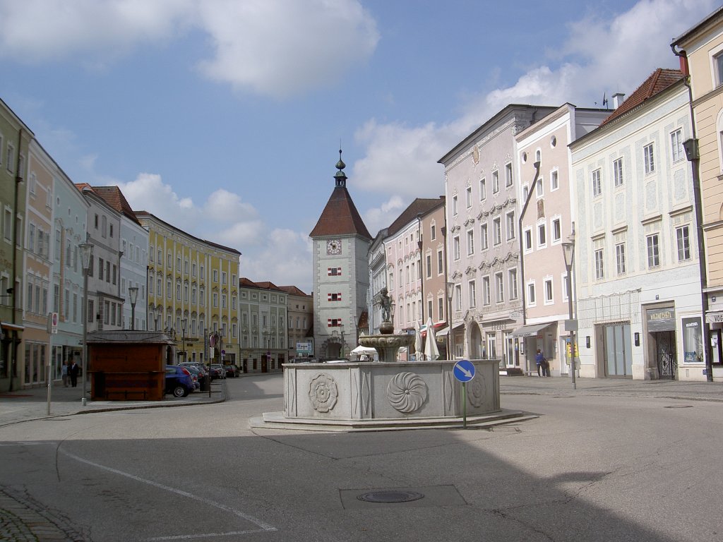 Wels, Stadtplatz mit Ledererturm von 1326 (05.05.2013)