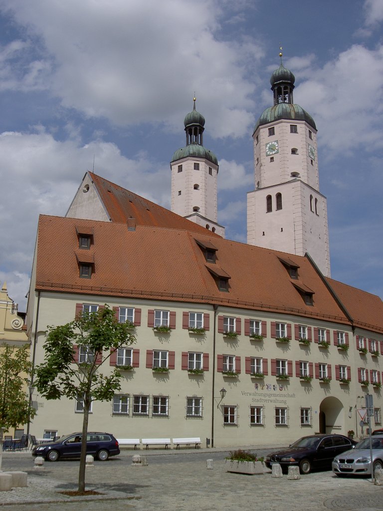 Wemding, Pfarrkirche St. Emmeran und Alte Lateinschule, Kirche erbaut von 1030 bis 1060, Nordturm erbaut 1619 (15.06.2013)