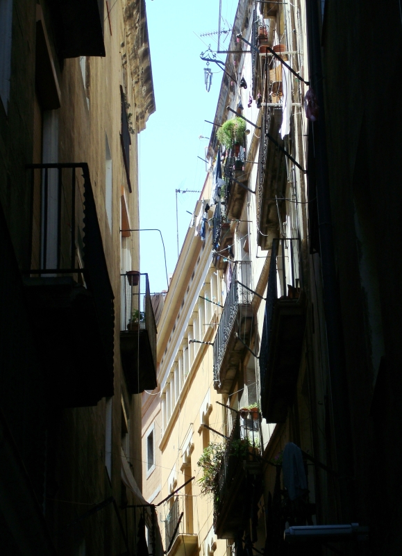 Wenig Himmel zu sehen in einer der zahllosen Altstadtgassen von Barcelona. 31.7.2008 